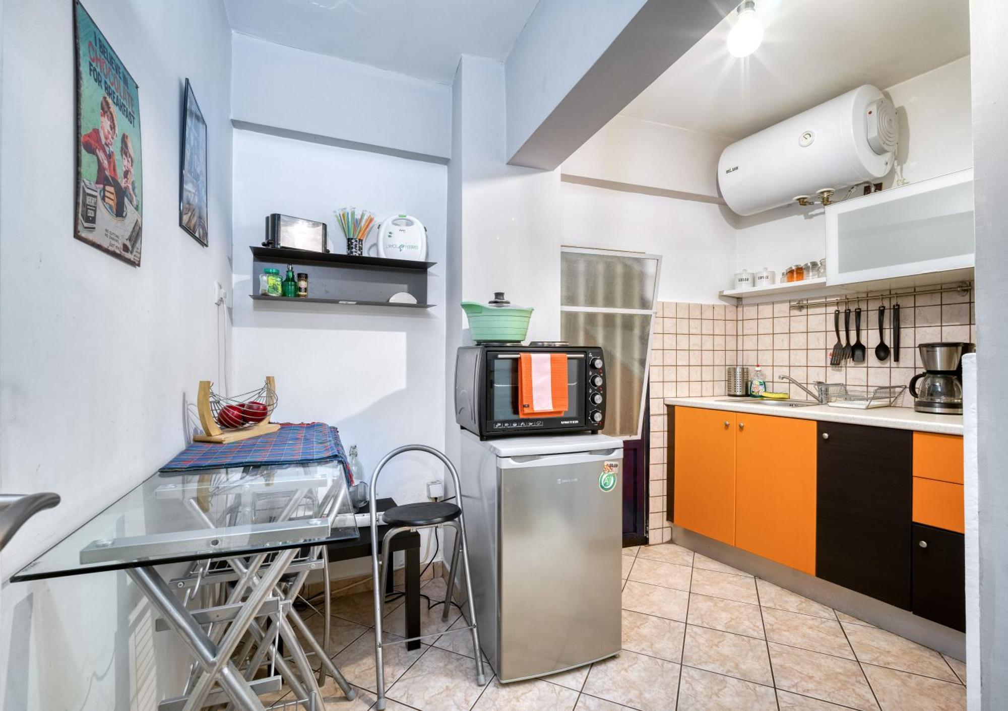 Metro Apartment *