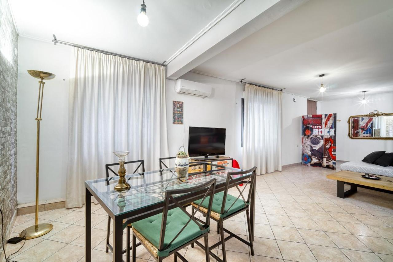 Metro Apartment *